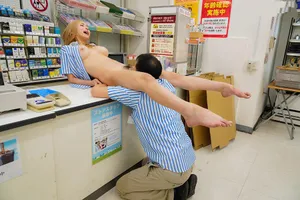 Anh tiền bối tống tình con chim nhỏ ngổ ngáo của chủ cửa hàng tiện lợi
