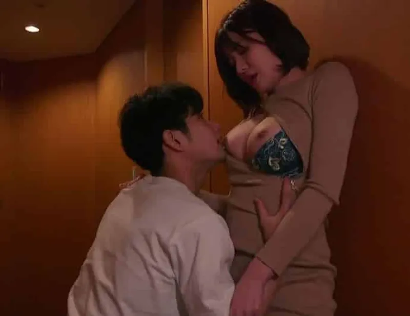 Bí mật hẹn hò với cô gái xinh đẹp xoạc giỏi hơn cả người yêu