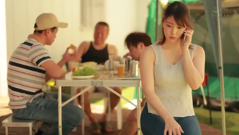 ông chồng khờ để bà xã tham gia sự kiện cắm trại với mấy gã cạnh bên nhà và cái kết